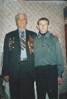 В.А.Пергаев с внуком однополчанина Николая Егунова Сашей. Фото конца 90-х гг.
