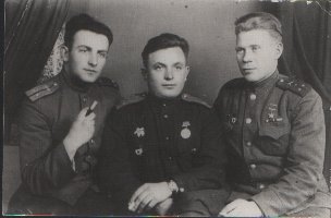 Герой Советского Союза П.С.Стрекалов, справа с боевыми друзьями. Румыния, 1944 г.