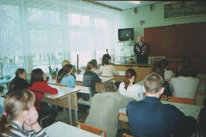 А.П.Кузин выступает перед учащимися 7б класса МОУ Гимназия №1 г.Железногорска. Февраль 2005 г.