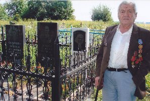 М.И.Егоров возле могилы своей первой учительницы. Орловская обл. с.Подмаслово, 17 июля 2009г.