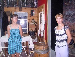 Слева направо О.В.Сергиенко с мамой Э.И.Сергиенко -жительницы Саратовской области. Музей-заповедник Большой Дуб, 11.08.2010г.