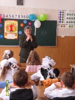 Перед учащимися 3 б класса школы № 8на Уроке мира выступает Н.В.Губенкова. 1сентября 2010 г.