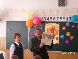 Н.В.Губенкова рассказывает на Уроке мира учащимся 3б класса школы №8, какой ценой далась мирная жизнь. 1 сентября 2010 г.
