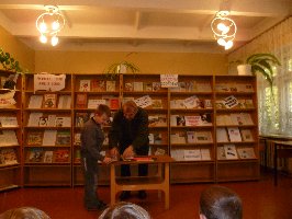 С.П.Курских показывает учащимся школы №8  награды своего отца. 26.10.2010 г.
