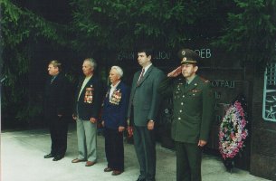 Президиум митинга в честь 57-й годовщины Курской битвы ( в центре-Н.Н.Попов). Мемориал Большой Дуб, 23 августа 2000 г.