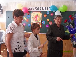 Урок мира в 3б классе школы №8. Ребята показывают Н.В.Губенковой написанные ими пожелания своим близким . 1 сентября 2010 г. (2)