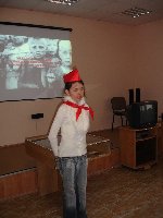 Ученица 6-го класса Рышков ской школы Железногорского района Юлия Иванова читает стихотворение В этот день...