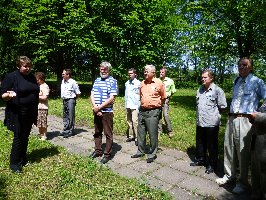 Директор музея-заповедника Большой Дуб В.А.Башкирова проводит экскурсию для делегации писателей, 4.06.2010г. (6)