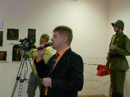Солист КЦ АРТ Андрей Ситников исполняет песню Журавли. 22 июня 2010 г.