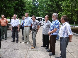 Директор музея-заповедника Большой Дуб В.А.Башкирова проводит экскурсию для делегации писателей, 4.06.2010г. (2)